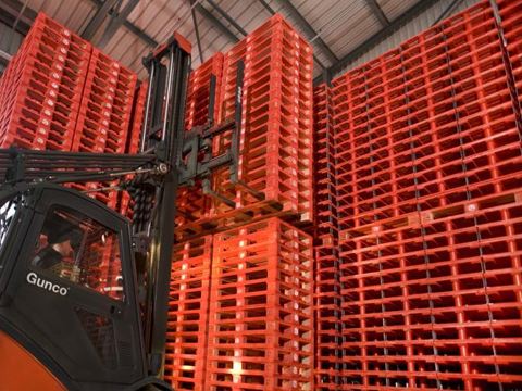 plastic pallets rackable.jpg